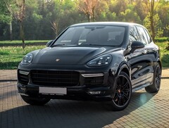 El Porsche Cayenne que se ve en esta imagen podría ser superado pronto por un nuevo SUV eléctrico fabricado por el fabricante alemán de deportivos (Imagen: Ivan Kazlouskij)