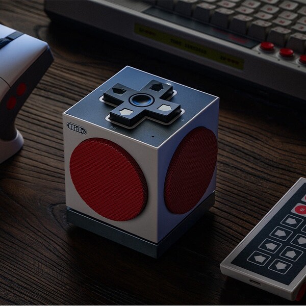 El altavoz Retro Cube 2 - Edición N tiene controles estilo D-Pad en la parte superior. (Fuente de la imagen: 8BitDo)