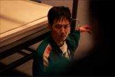 Gi-hun no sólo está atrapado físicamente en la tercera temporada; está acorralado emocionalmente, obligado a enfrentarse a las partes de sí mismo de las que ya no puede huir. (Fuente de la imagen: Netflix)