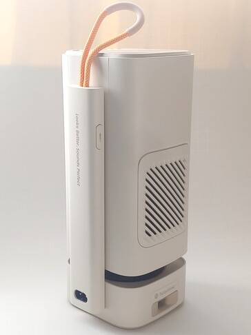El interruptor de bloqueo del objetivo está situado hacia la parte superior del poste. Al deslizarlo permite que la unidad de proyección se deslice hacia arriba. El filtro de aire se encuentra detrás de la rejilla de ventilación, y el puerto de sonido TurboSonic está situado en la base. (Fuente de la imagen: Notebookcheck)
