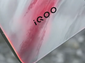 El "iQoo 15" hands-on. (Fuente de la imagen: Geek Village Chief vía Weibo)