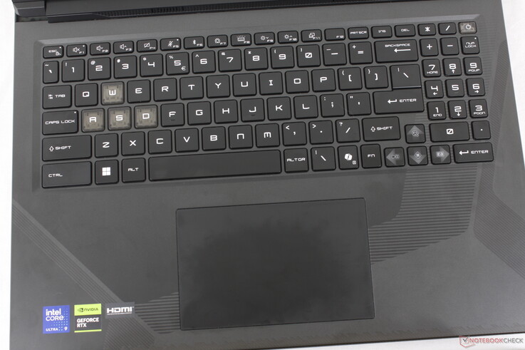 Teclado y clickpad idénticos (~13 x 8,3 cm) que en el Crosshair 16 HX