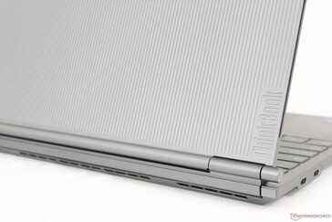Cuando la pantalla está en modo extendido, la tapa exterior de aluminio se levanta para revelar una superficie interior de plástico