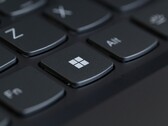 Primer plano de un teclado de ordenador con la tecla Windows