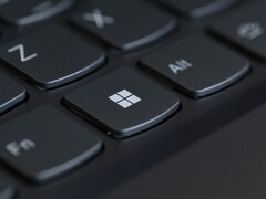 Primer plano de un teclado de ordenador con la tecla Windows