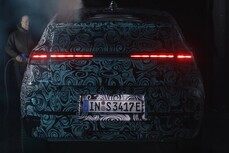 Tras los bocetos iniciales, el nuevo Audi A2 e-tron aparece ahora en carne y hueso, luciendo una envoltura de camuflaje durante las pruebas de conducción sobre hielo y nieve en el norte de Suecia y en el túnel de viento.