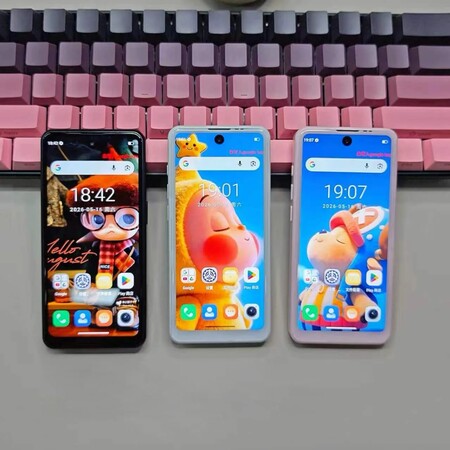 Pantalla frontal del Bluefox Aura A1 con cámara en agujero y biseles blancos y negros