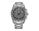 Vista frontal del cronógrafo Citizen Nighthawk CA0890-54H, con esfera gris, bisel giratorio, tres subesferas y brazalete de acero inoxidable.