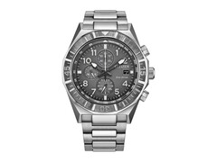 Vista frontal del cronógrafo Citizen Nighthawk CA0890-54H, con esfera gris, bisel giratorio, tres subesferas y brazalete de acero inoxidable.