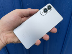 El Samsung Galaxy S25 Edge está disponible en Plata Titanio (en la imagen), Azul Titanio Icyblue y Negro Titanio Jetblack. (Fuente de la imagen: Notebookcheck)