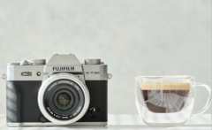 Cámara compacta APS-C Fujifilm X-T30 II junto a una taza de café
