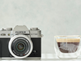 Cámara compacta APS-C Fujifilm X-T30 II junto a una taza de café