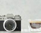 Cámara compacta APS-C Fujifilm X-T30 II junto a una taza de café