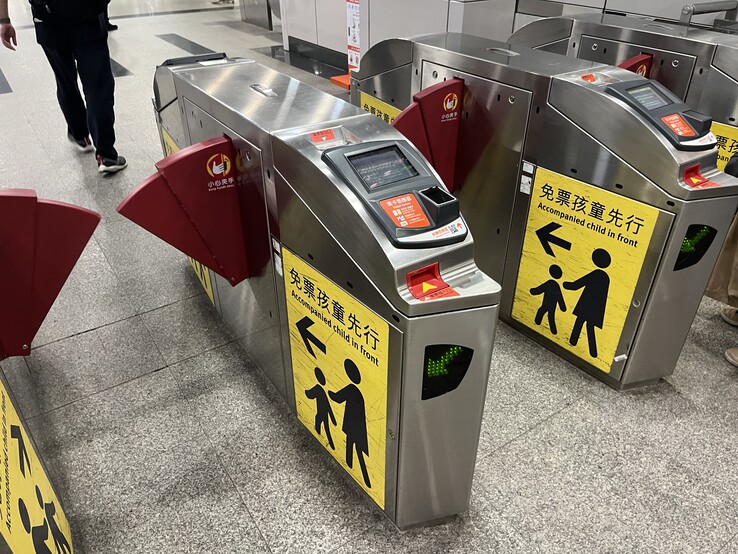 Los lectores de códigos QR de las puertas de acceso son bastante rápidos. Con un poco de práctica, no es necesario reducir mucho la velocidad