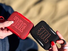 La función AirTouch del JBL Go 5 le permite emparejar dos altavoces chocándolos entre sí.
