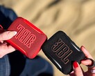La función AirTouch del JBL Go 5 le permite emparejar dos altavoces chocándolos entre sí.