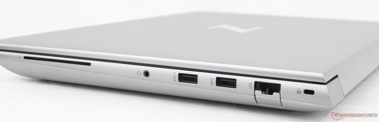 Derecha: Lector de tarjetas inteligentes, auriculares de 3,5 mm, 2x USB-A 5 Gbps, RJ-45 1 Gbps, Nano lock