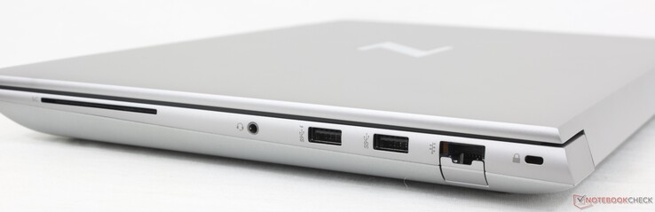 Derecha: Lector de tarjetas inteligentes, auriculares de 3,5 mm, 2x USB-A 5 Gbps, RJ-45 1 Gbps, Nano cerradura