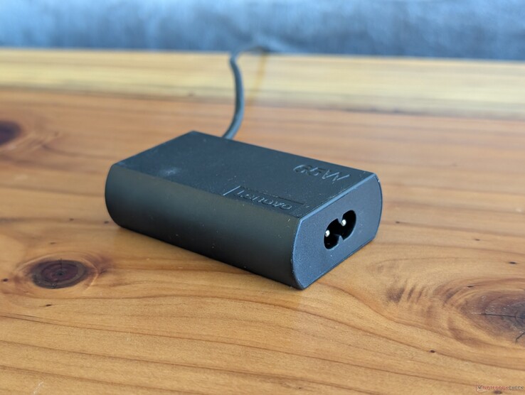 Adaptador de CA USB-C de 65 W que se incluye con el Lenovo ThinkPad X1 2-en-1 de 11.ª generación. Tenga en cuenta que requiere un segundo cable de alimentación para conectarse a la toma de corriente, mientras que el cable USB-C está integrado en el otro extremo.