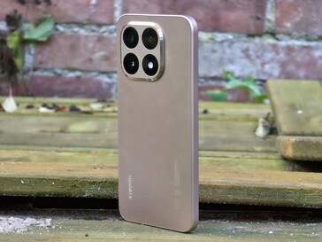 Xiaomi 15T en revisión. (Fuente de la imagen: Notebookcheck/Marcus Herbrich)