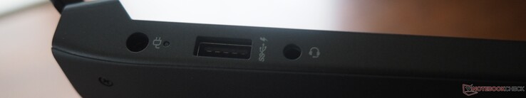 Lado izquierdo: DC-IN, USB-A 3.0, entrada/salida de línea