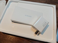 Los accesorios se encuentran debajo de la tableta