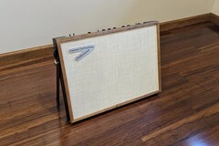 El modelo Twenty Two de ET PRO es la primera caja acústica para guitarra con altavoz activo y panel plano del mundo. (Fuente: ET PRO)