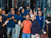 Tim Cook celebra el lanzamiento al mercado de la última generación de iPhone, Apple Watch y AirPods Pro con clientes y miembros del equipo en Apple Fifth Avenue en Nueva York. (Fuente de la imagen: Apple)