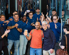 Tim Cook celebra el lanzamiento al mercado de la última generación de iPhone, Apple Watch y AirPods Pro con clientes y miembros del equipo en Apple Fifth Avenue en Nueva York. (Fuente de la imagen: Apple)
