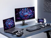 Monitor para juegos Asus XG27UCMG junto con diversos productos electrónicos de Asus