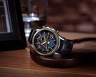 El Citizen Exceed «Mid-Autumn Moon», edición limitada, reposa sobre un soporte de madera y cuenta con una esfera de nácar negro, indicador analógico de las fases lunares y correa de piel de cocodrilo negra.