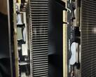 El gel térmico utilizado en una GPU Gigabyte RTX 5080 gotea hacia la placa de circuito impreso. (Fuente de la imagen: Quasar Zone)