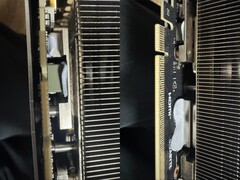 El gel térmico utilizado en una GPU Gigabyte RTX 5080 gotea hacia la placa de circuito impreso. (Fuente de la imagen: Quasar Zone)