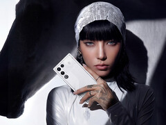 Se confirma que el RedMagic 11 Air está impulsado por el Snapdragon 8 Elite. En la imagen: una mujer sostiene el modelo de color Stardust White. (Fuente de la imagen: RedMagic - editado)