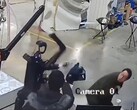 El robot humanoide Unitree H1 arremete salvajemente durante una prueba. (Fuente de la imagen: OSINTdefender vía X anteriormente Twitter)