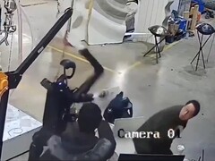 El robot humanoide Unitree H1 arremete salvajemente durante una prueba. (Fuente de la imagen: OSINTdefender vía X anteriormente Twitter)