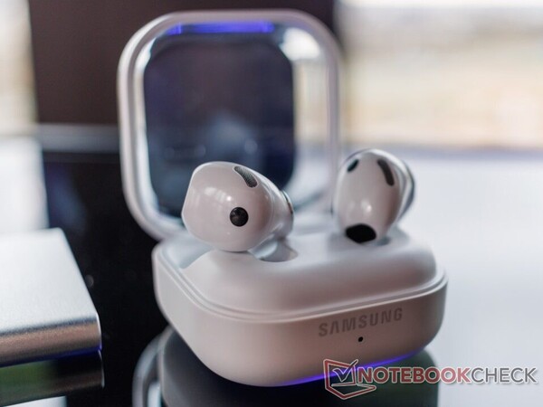 Los Galaxy Buds 4 tienen un estuche de carga rediseñado pero conservan la tapa transparente.