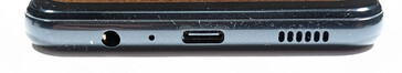 Parte inferior: 3.puerto de 5 mm, micrófono, puerto USB-C, altavoces