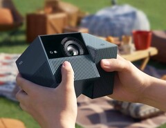 El TCL PlayCube presenta una carcasa compacta en forma de cubo. (Fuente de la imagen: TCL)