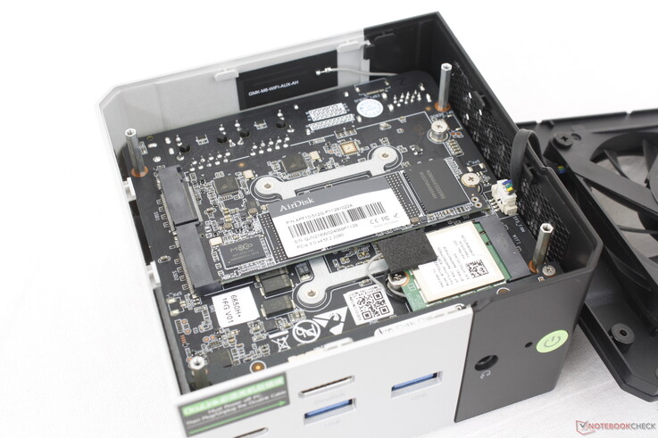 Admiten hasta dos unidades SSD M.2 2280. Aunque no disponen de disipadores de calor, un ventilador se sitúa directamente sobre ellas para la refrigeración