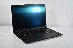 Enorme mejora del rendimiento para un sistema ligero de menos de 1 kg: Lenovo ofrecerá Arrow Lake H en el portátil ThinkPad X1 Carbon Gen 13 (fuente de la imagen: Benjamin Herzig/Notebookcheck)