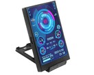 La asequible pantalla secundaria puede mostrar información importante del sistema (Fuente de la imagen: fabricante)