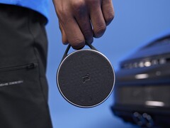 El altavoz Porsche Design PDS20 es portátil con una correa de transporte. (Fuente de la imagen: Porsche Design)