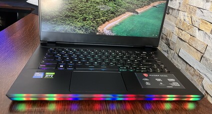 MSI GE66 12UHS: vista frontal de la barra de luces