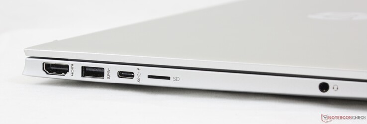 Izquierda: HDMI 2.0, USB-A (5 Gbps), USB-C con Power Delivery y DisplayPort 1.4 (10 Gbps), lector MicroSD, auriculares de 3,5 mm