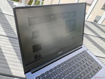 Honor MagicBook 14 al aire libre (sol por detrás del portátil)