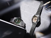 El Seiko 5 Sports Field GMT HDB001, con esfera verde, y el HDB002, con esfera color crema, se presentan uno al lado del otro con brazaletes de acero inoxidable de cinco eslabones; ambos cuentan con un bisel fijo de 24 horas y una manecilla GMT naranja.