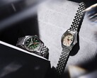 El Seiko 5 Sports Field GMT HDB001, con esfera verde, y el HDB002, con esfera color crema, se presentan uno al lado del otro con brazaletes de acero inoxidable de cinco eslabones; ambos cuentan con un bisel fijo de 24 horas y una manecilla GMT naranja.