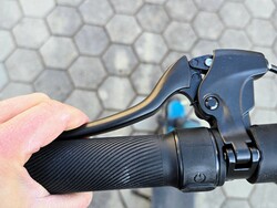 El freno del scooter SoFlow debe ajustarse.