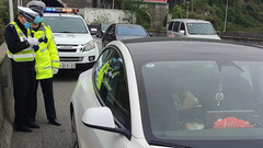 Este conductor del Model 3 apenas pudo llegar al carril de emergencia (imagen: Landlord/Dongchedi)